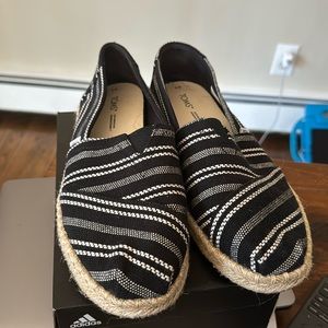 Toms women’s espadrilles size 9.5, barely worn!